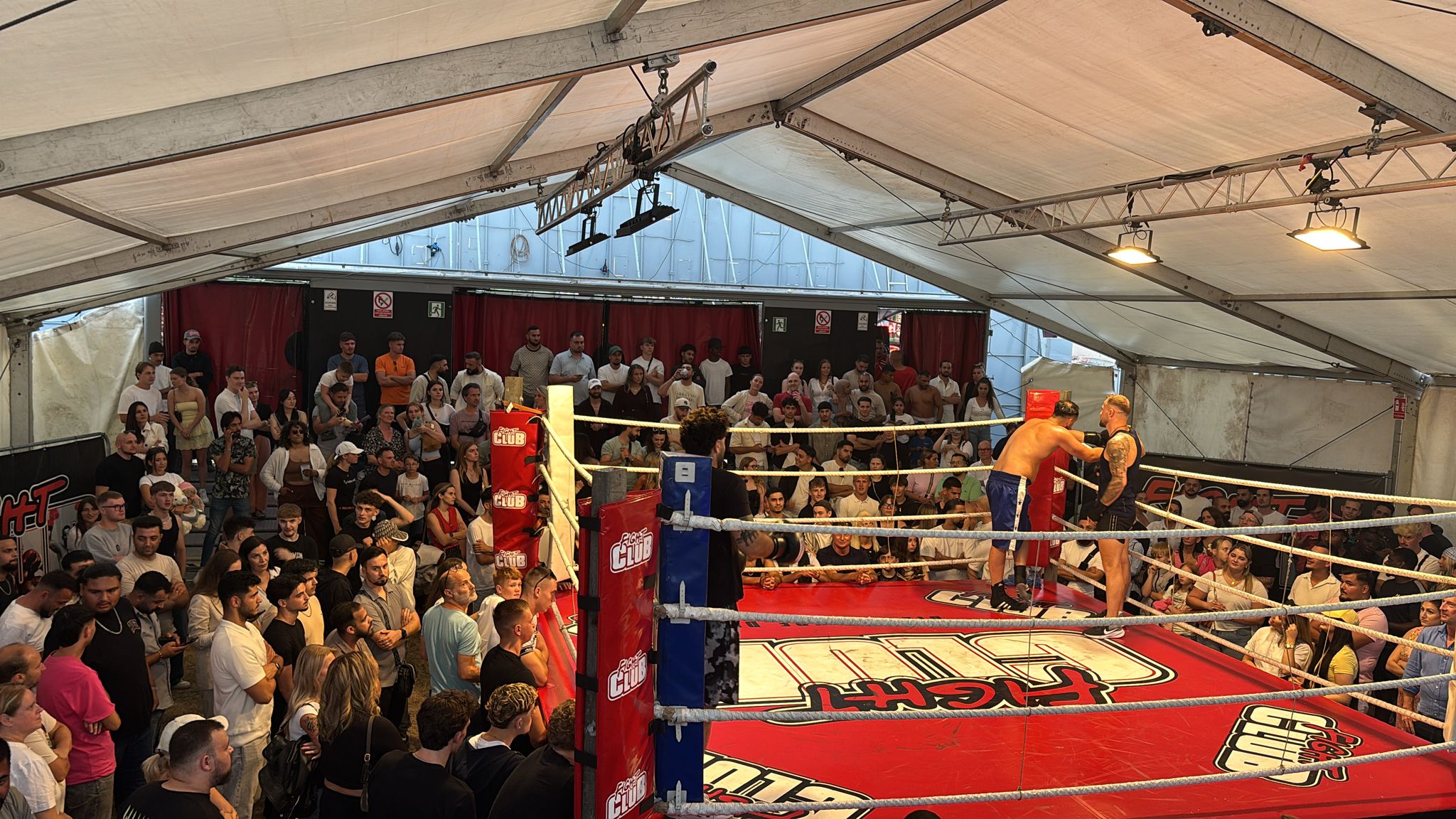 Boxbude von innen, Blick Richtung Ring