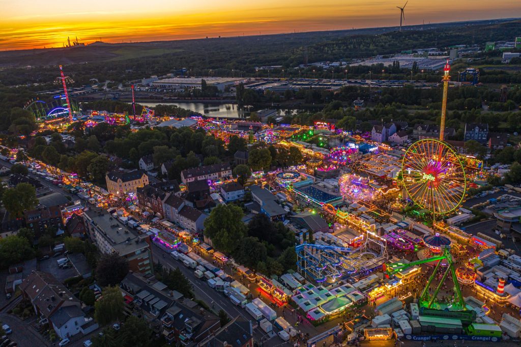 Kirmes-Atmosphäre am Platz